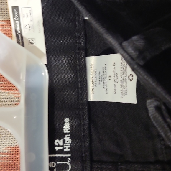 High-Rise Jeans - Picture 3 of 4